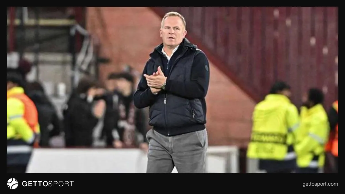 Hearts teknik direktörü Wouter Vrancken basın toplantısında konuşurken
