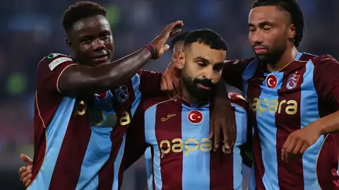 Hearts oyuncuları antrenmanda, sakatlığı gösteren futbolcu yere bakıyor
