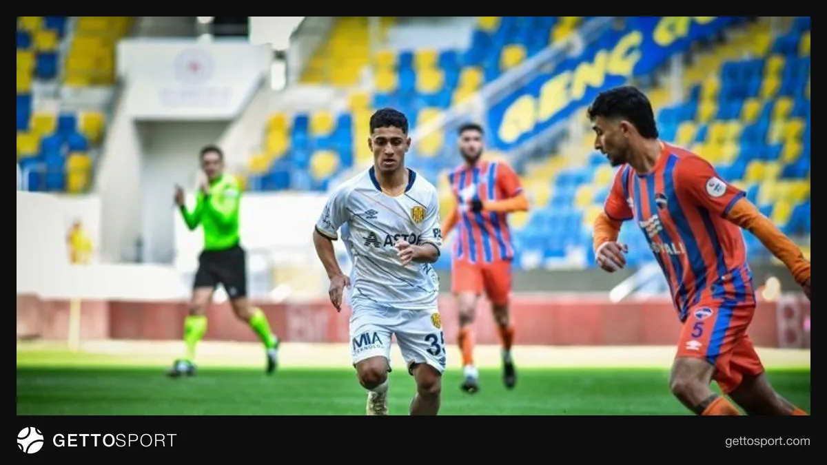Həsən Nəzərli topa nəzarət edir, futbol meydançasında