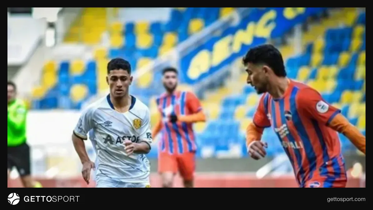 Həsən Nəzərli top idarə edərkən futbol aksiyası