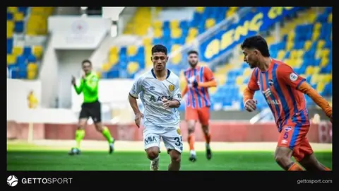 Həsən Nəzərli topa doğru qaçır, futbol forması ilə