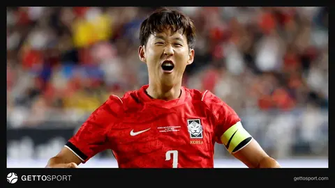 Heung-Min Son Güney Kore formasıyla sevinç gösterisi yaparken