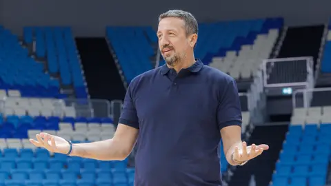 Hidayet Türkoğlu Doha Al Janoub Stadyumu'nda öğrencilerle konuşurken