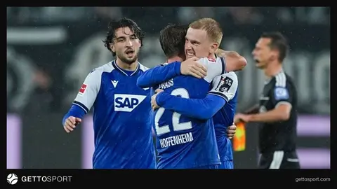 Hoffenheim oyuncuları sevinç yaşarken, Borussia-Park stadyumu