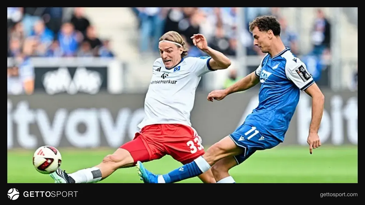 SNP Arena'da Hoffenheim-Hamburg maçından bir an, oyuncular mücadele ediyor