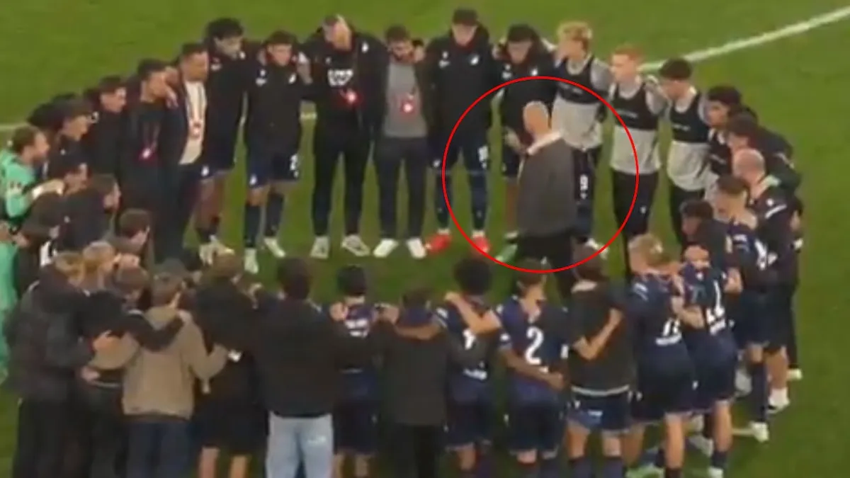 Christian Ilzer oyuncularıyla sahada konuşurken