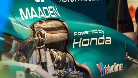 Aston Martin bolidində Honda500 loqosu və komanda üzvləri pit-leyndə