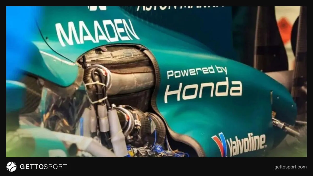 Aston Martin bolidində Honda500 loqosu və komanda üzvləri pit-leyndə