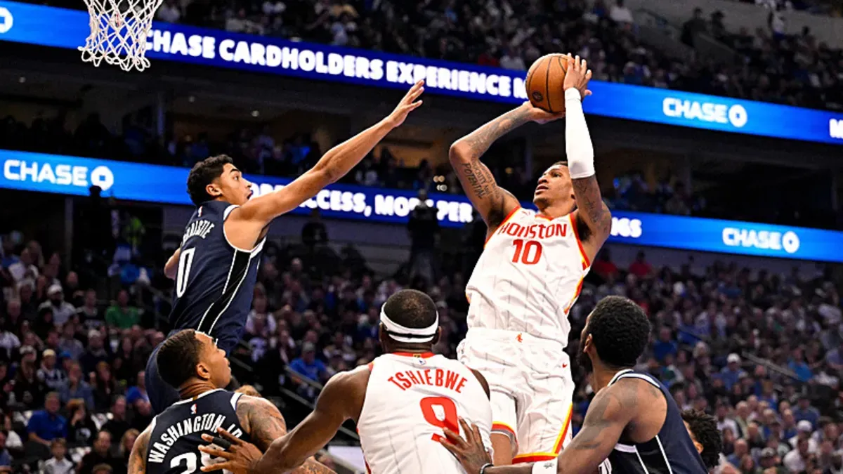Mavericks ve Rockets oyuncularının maç anından bir kare, skor tabelası görülebilir