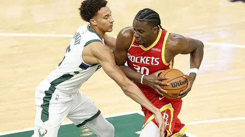 Houston Rockets oyuncuları maç kutlaması Fiserv Forum'da
