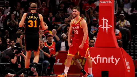 Houston Rockets ve Memphis Grizzlies oyuncuları maç sırasında sevinç yaşarken