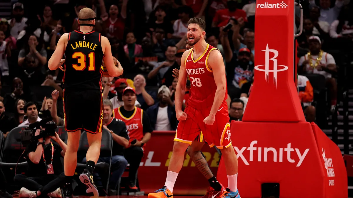 Houston Rockets ve Memphis Grizzlies oyuncuları maç sırasında sevinç yaşarken