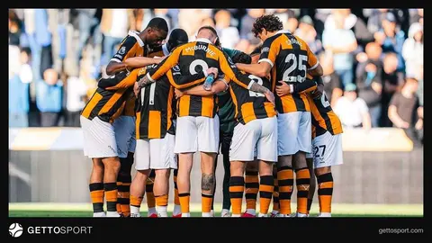 Hull City oyuncuları maç sırasında saha kenarında talimat alırken