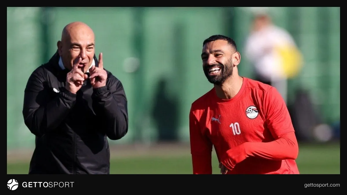 Ahmet Metin Genç konuşurken, arka planda Trabzonspor ve Muhammed Salah görseli
