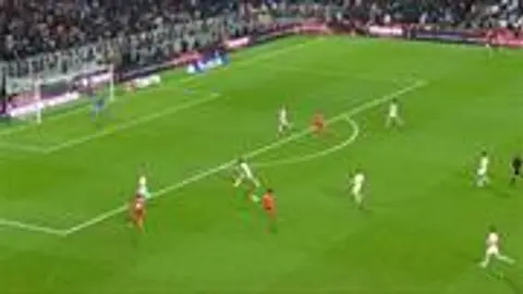 Beşiktaş formasıyla Hyeon-gyu Oh oyuna girerken saha kenarı görüntüsü