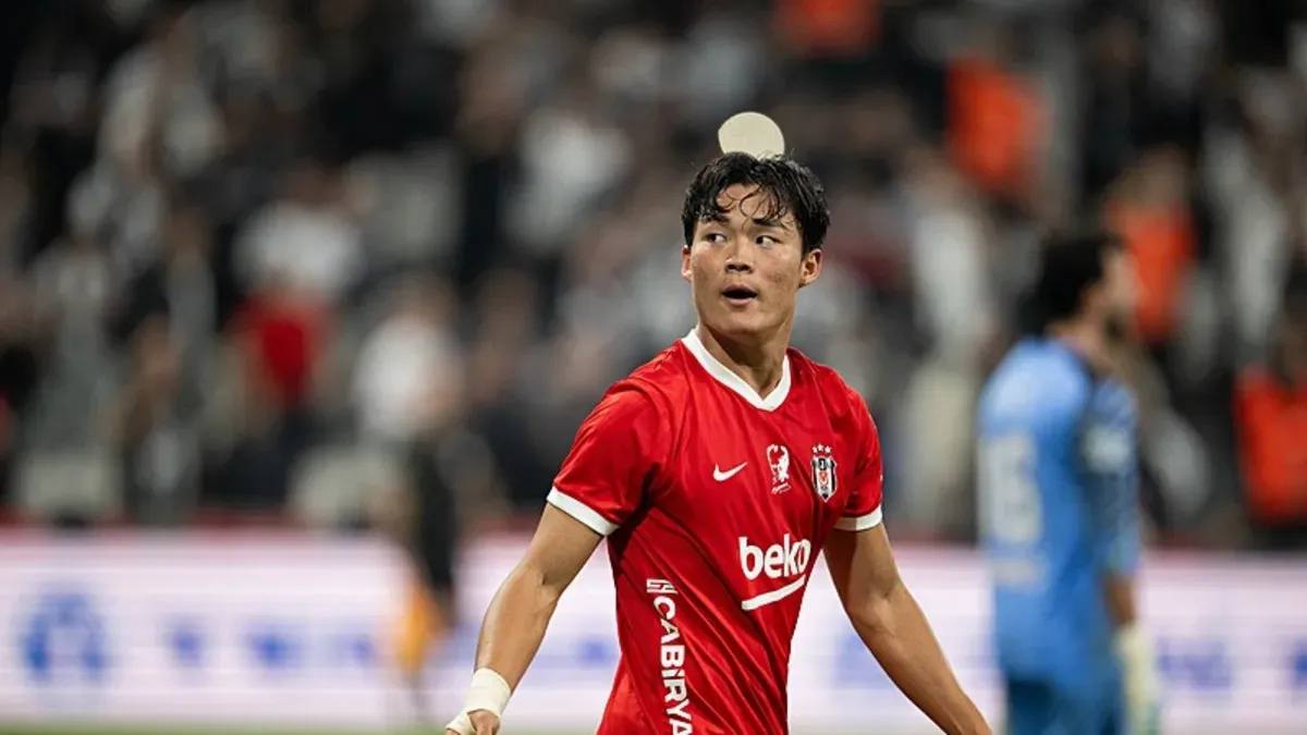 Beşiktaş formasıyla gol sevinci yaşayan Hyeon‑Gyu Oh tribüne çıkarak taraftarlarıyla kutlama yapıyor