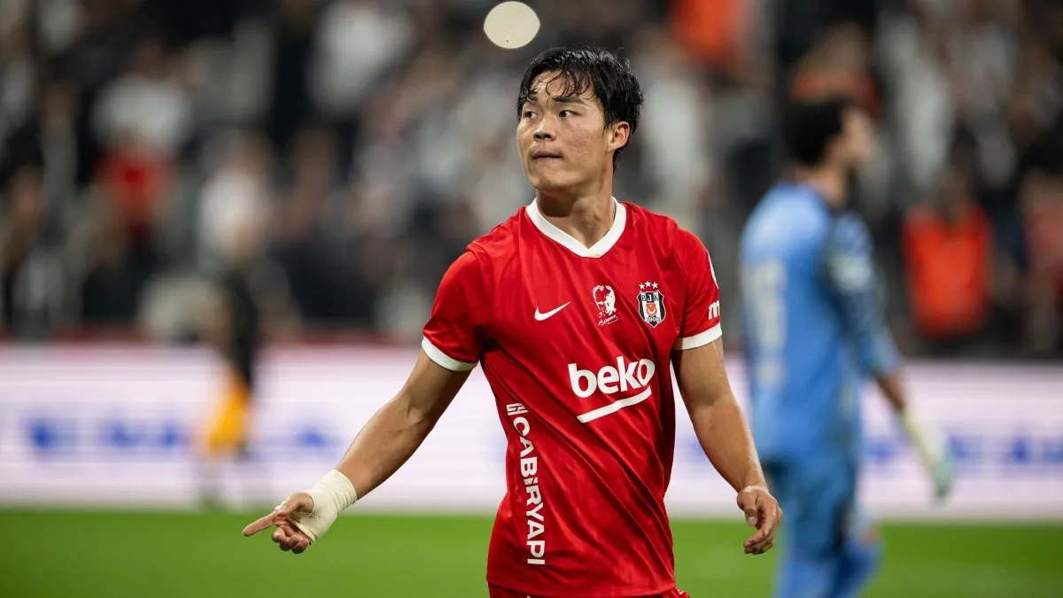 Hyeon-Gyu Oh gol sevinci yaşarken takım arkadaşıyla birlikte