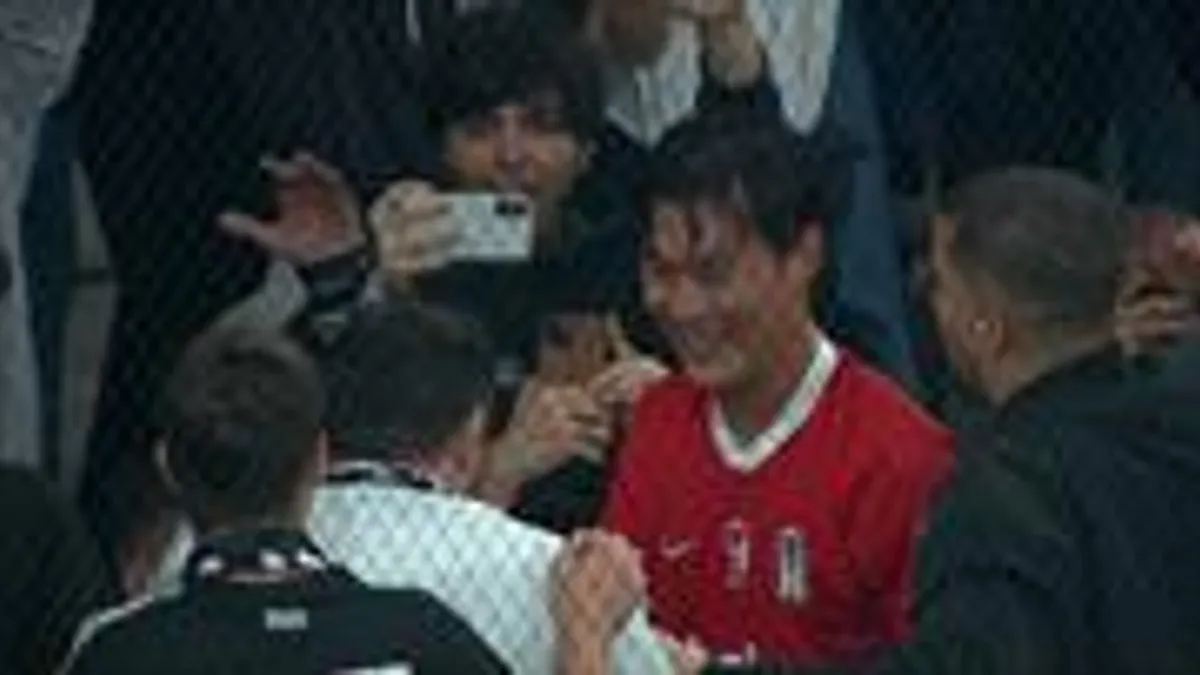 Hyeon-gyu Oh tribünde taraftarlarla kutlama yaparken