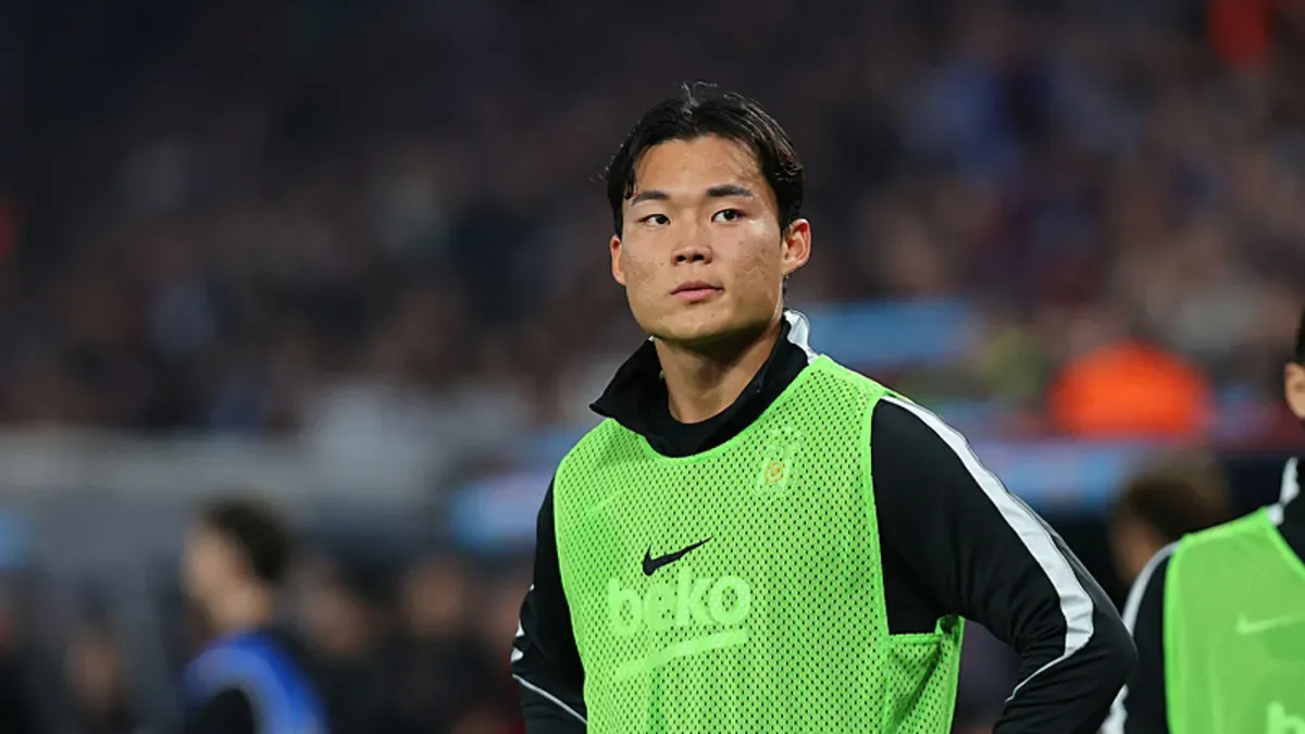 Beşiktaş formasıyla Hyeon-gyu Oh top sürüyor