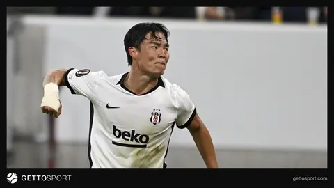 Hyeon-gyu Oh gol sevincinde korner direğine formasını asarken