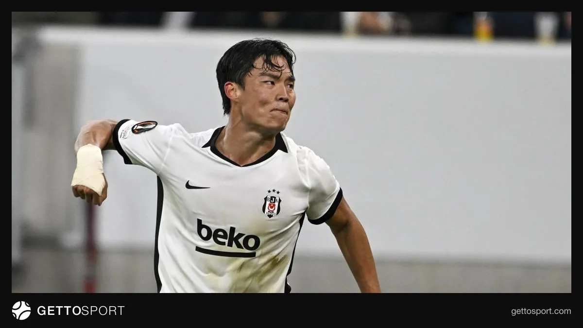 Hyeon-gyu Oh gol sevincinde korner direğine formasını asarken