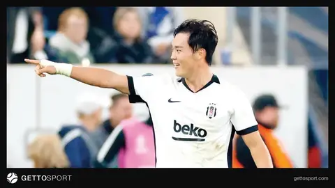 Hyeon-Gyu Oh gol sevinci sırasında takım formasıyla