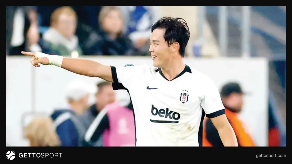 Hyeon-Gyu Oh gol sevinci sırasında takım formasıyla