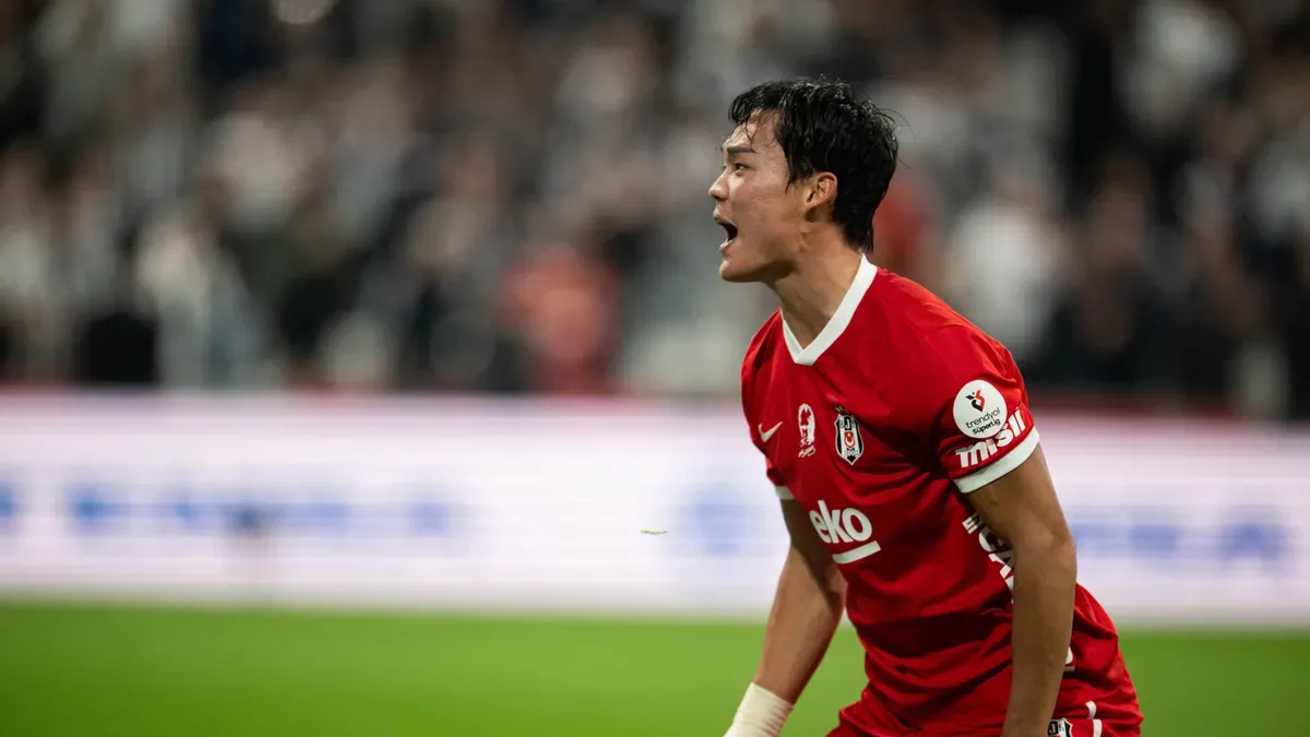 Hyeongyu Oh tribünde taraftarlarla kutluyor
