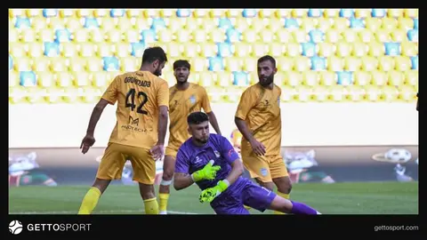 Hakimlər və futbol matçı stadionu