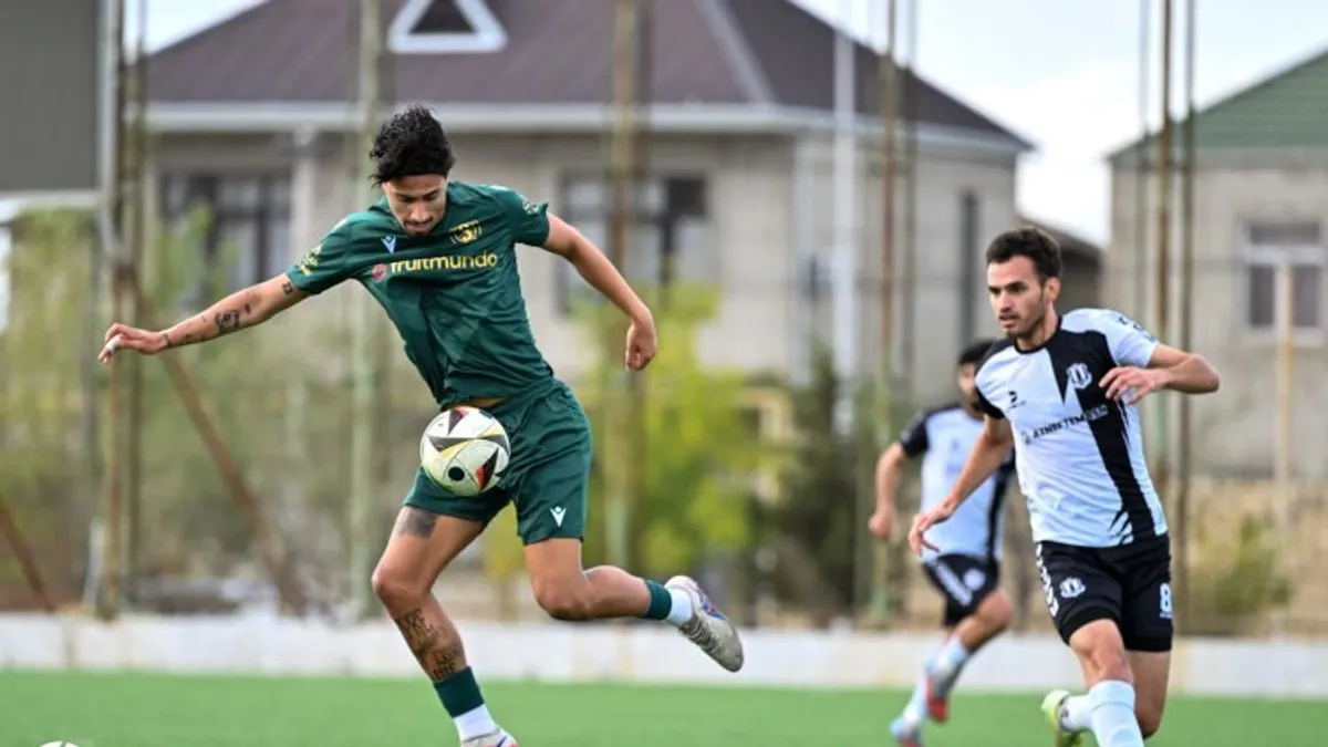 I Liqa oyunları üçün stadion çöl görüntüsü və futbol topu