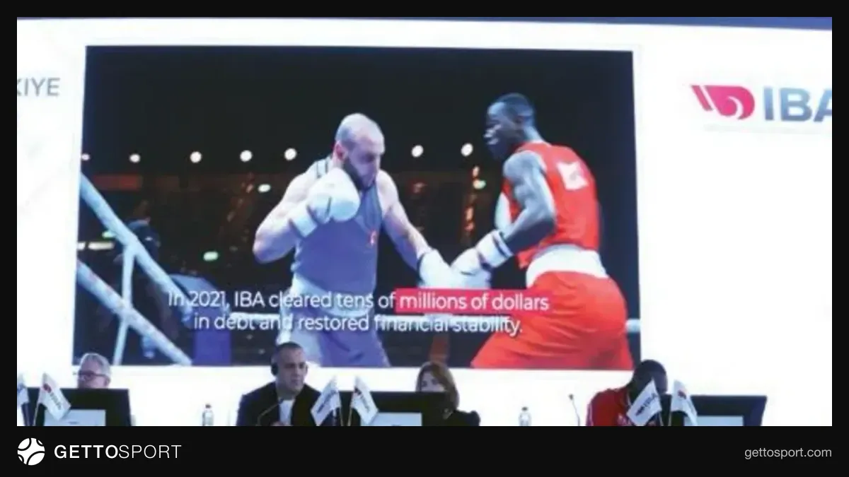 IBA Başkanı Umar Kremlev konuşurken, arka planda boks organizasyonu görseli
