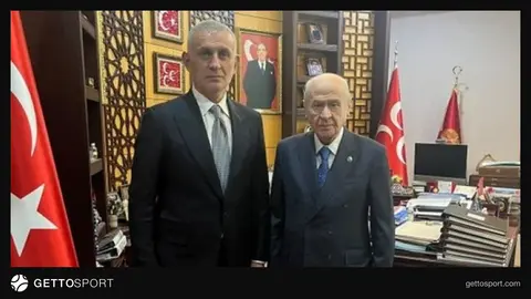 İbrahim Hacıosmanoğlu ve Devlet Bahçeli makam odasında el sıkışırken