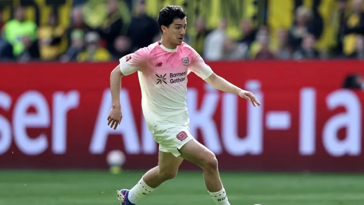 İbrahim Maza Bayer Leverkusen forması ilə topa toxunur