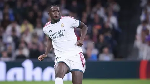 Ibrahima Konate Real Madrid formasıyla saha kenarında konuşuyor