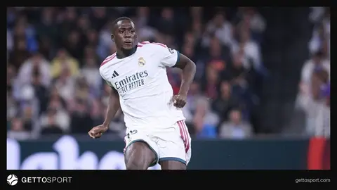 Ibrahima Konate Real Madrid formasıyla saha kenarında konuşuyor