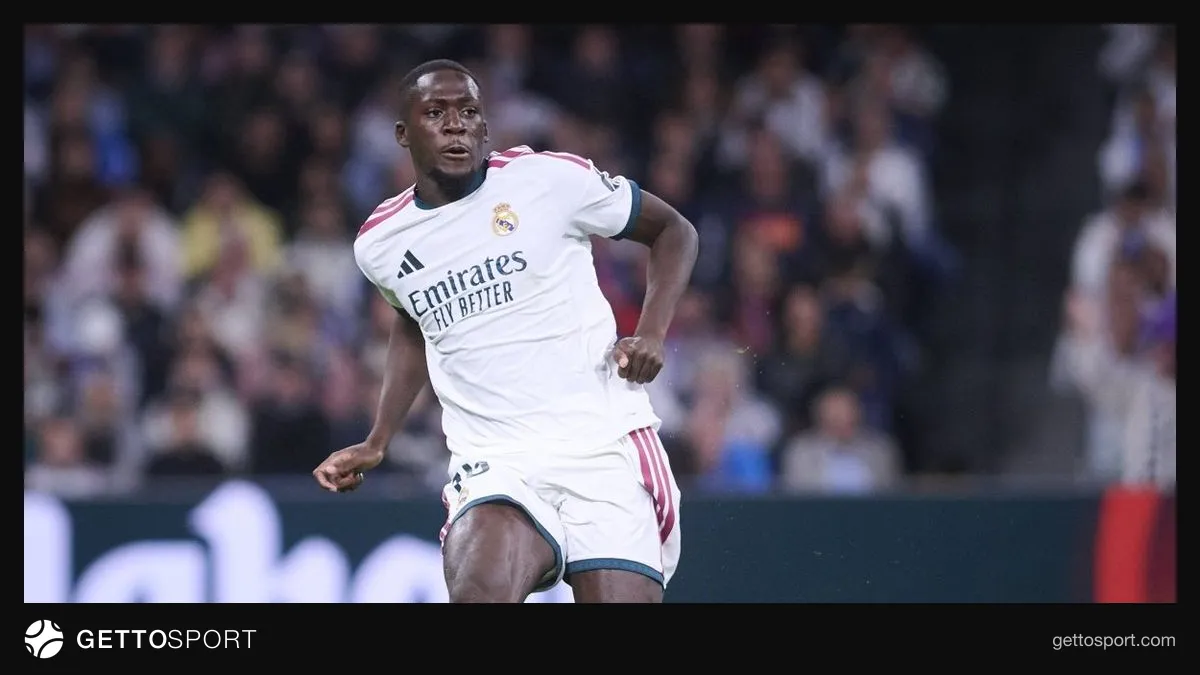Ibrahima Konate Real Madrid formasıyla saha kenarında konuşuyor