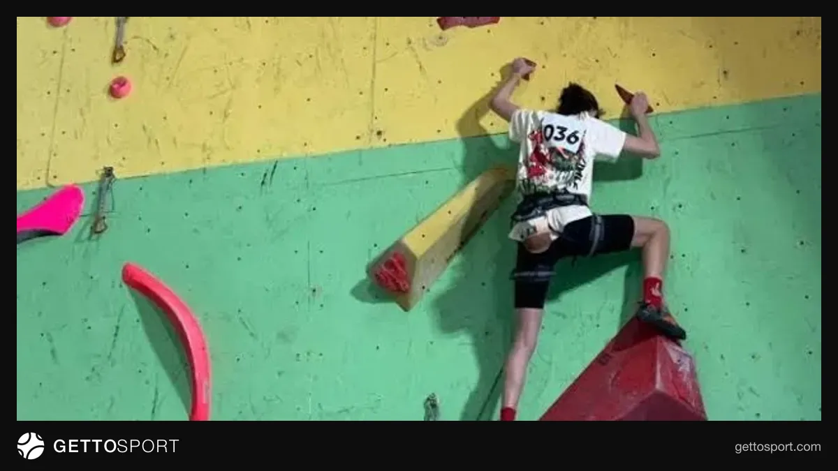 Climb Baku idman dırmanma mərkəzində yarışçıların divara dırmanması