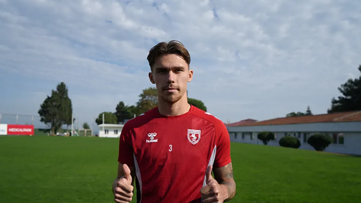 Igor Drapinski basın açıklaması yaparken, Samsunspor formasıyla