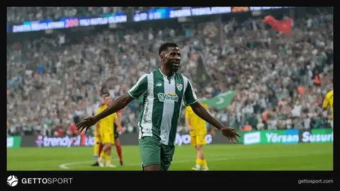 İheanacho gol sevinci ve aşçı şapkasıyla takım arkadaşıyla kutluyor