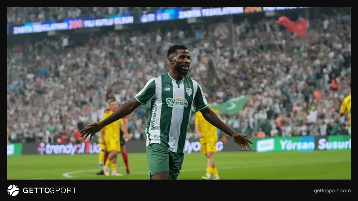 İheanacho gol sevinci ve aşçı şapkasıyla takım arkadaşıyla kutluyor