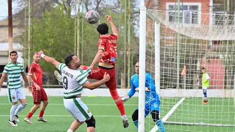 Futbol oyunu və məhkəmə və ya araşdırma atributları simvolik görüntü