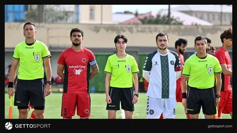 Hakimlər masa arxasında və ya futbol stadionunda təyinat siyahısı ilə