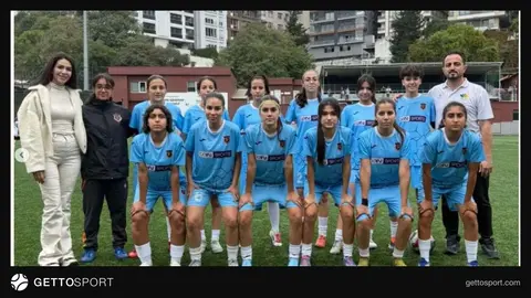 İlayda Baysal radyoda konuşurken mikrofon başında