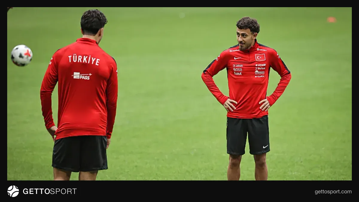 İlhan Fakılı A Milli Takım formasıyla poz veriyor