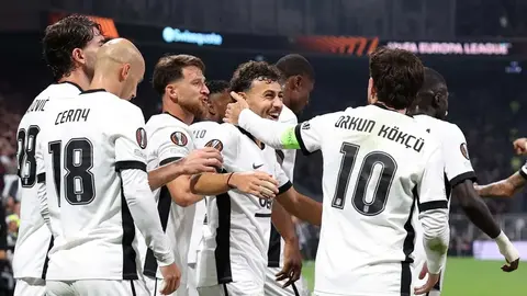 İlhan Fakılı Beşiktaş formasıyla top sürerken