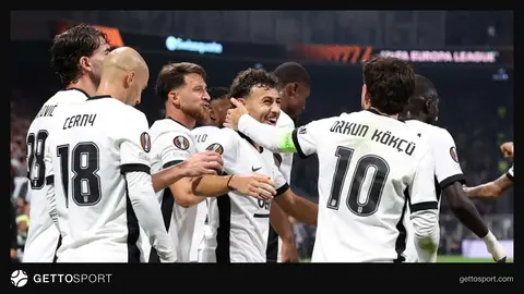 İlhan Fakılı Beşiktaş formasıyla top sürerken
