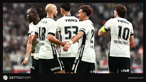 İlhan Fakılı siyah-beyaz formayla top sürerken