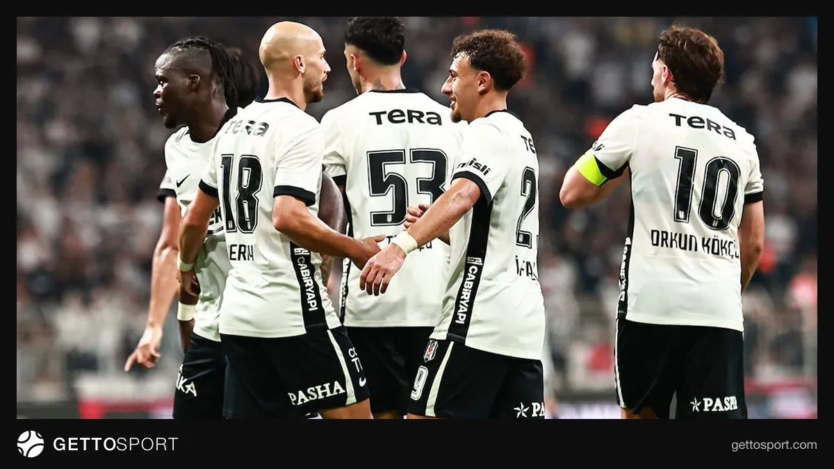 İlhan Fakılı siyah-beyaz formayla top sürerken