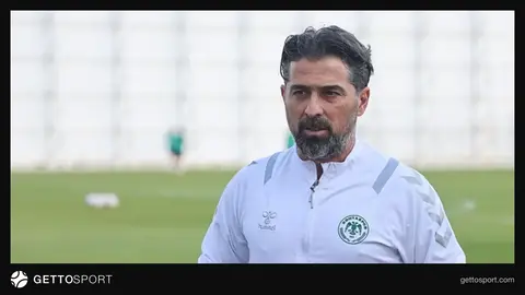 İlhan Palut basın toplantısında konuşurken