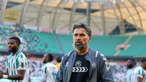 İlhan Palut basın toplantısında konuşurken, arka planda Konyaspor forması